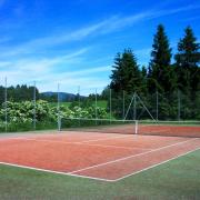 Tennisplatz mit Aussicht auf die Rax